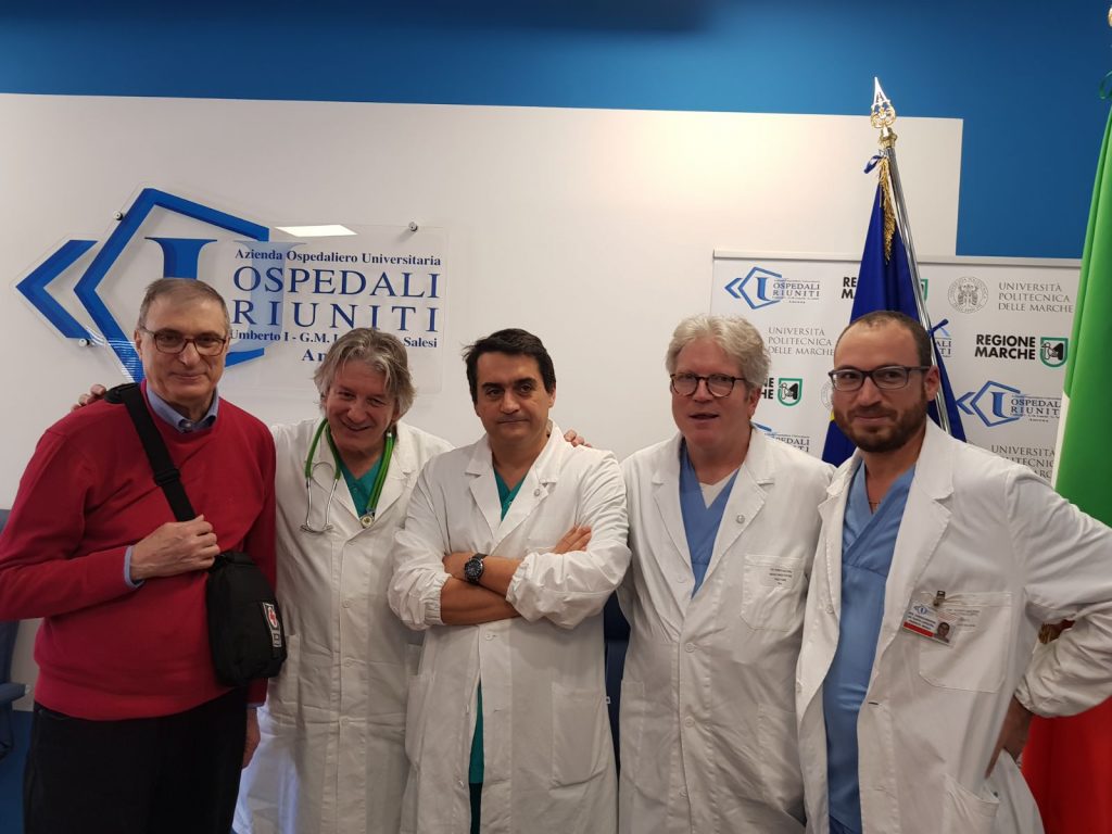 Il paziente, a sinistra, Ennio Carassai con il team medico che ha realizzato il trapianto