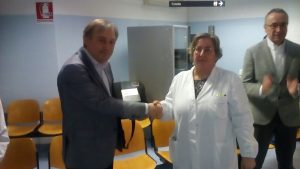 La consegna del defibrillatore al presidente della Croce Gialla Alberto Caporalini