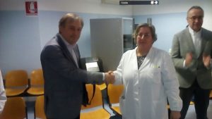 La consegna del defibrillatore al presidente della Croce Gialla Alberto Caporalini
