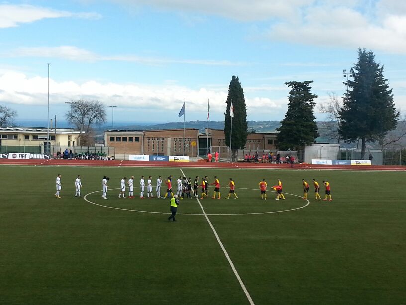 Le formazione schierate a centro campo in attesa del fischio d'inizio della partita