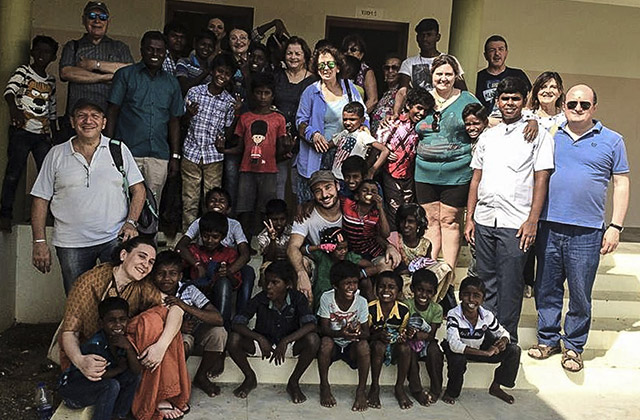 Il gruppo di volontari della onlus di Senigallia Amici di Casa BBL recatosi in India