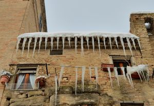 Le stalattiti di ghiaccio (foto Emanuele Caporalini)