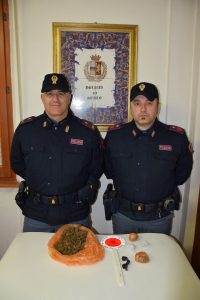 Gli agenti e la droga sequestrata al 22enne a Fabriano