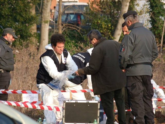 I rilievi della polizia scientifica nel terreno dove sono state rinvenute ossa umane (foto per gentile concessione de Il Cittadino di Recanati)