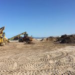 La separazione dei materiali depositati sulla spiaggia di Senigallia