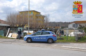 La volante della Polizia di Senigallia intervenuti sul luogo dell'incendio