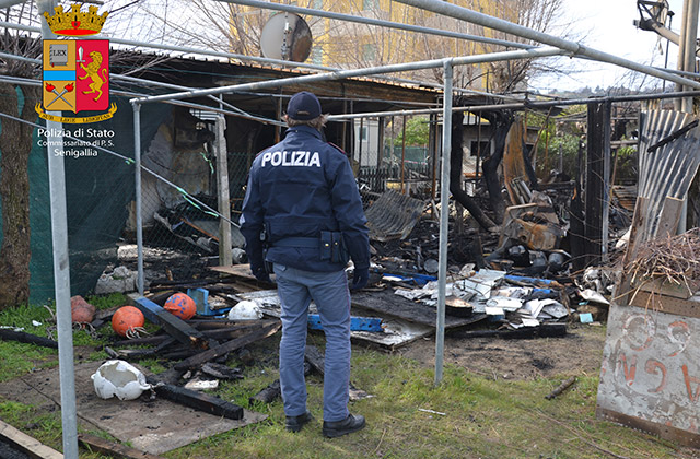 Gli agenti della Polizia di Senigallia intervenuti sul luogo dell'incendio