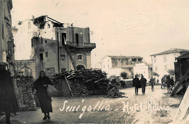 Senigallia: l'albergo Roma e piazza delle Erbe dopo il terremoto del 1930