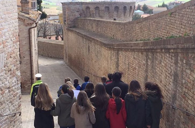 studenti in visita lungo le mura di Corinaldo