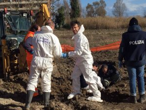 Il medico legale Roberto Scendoni con un reperto in mano