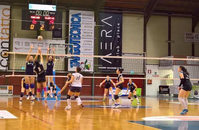 Una fase della partita di serie D femminile tra Fabriano e Tolentino al PalaGuerrieri