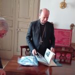 Il Vescovo mentre sfoglia il volume "Fabriano & il Basket"