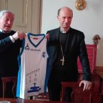 Luciano Corradini consegna al Vescovo la divisa della Ristopro Fabriano
