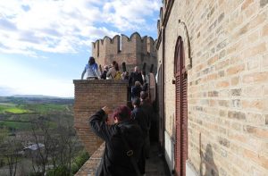 La visita lungo le mura e al Cassero del castello di Barbara, per le giornata FAI di primavera