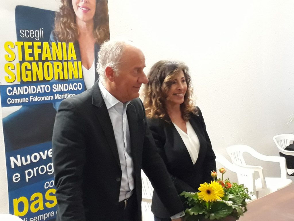 Goffredo Brandoni e la candidata sindaco Stefania Signorini all'inaugurazione della sede elettorale in piazza Mazzini