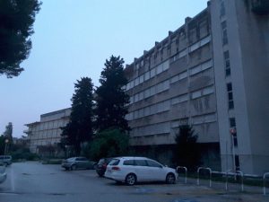 Il vecchio ospedale di Viale della Vittoria attende la demolizione
