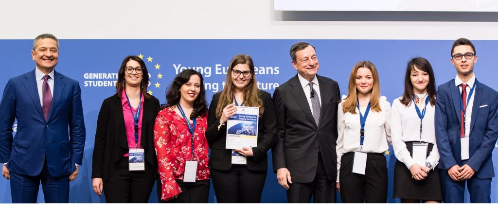 Il governatore della Bce Mario Draghi con gli studenti di Loreto