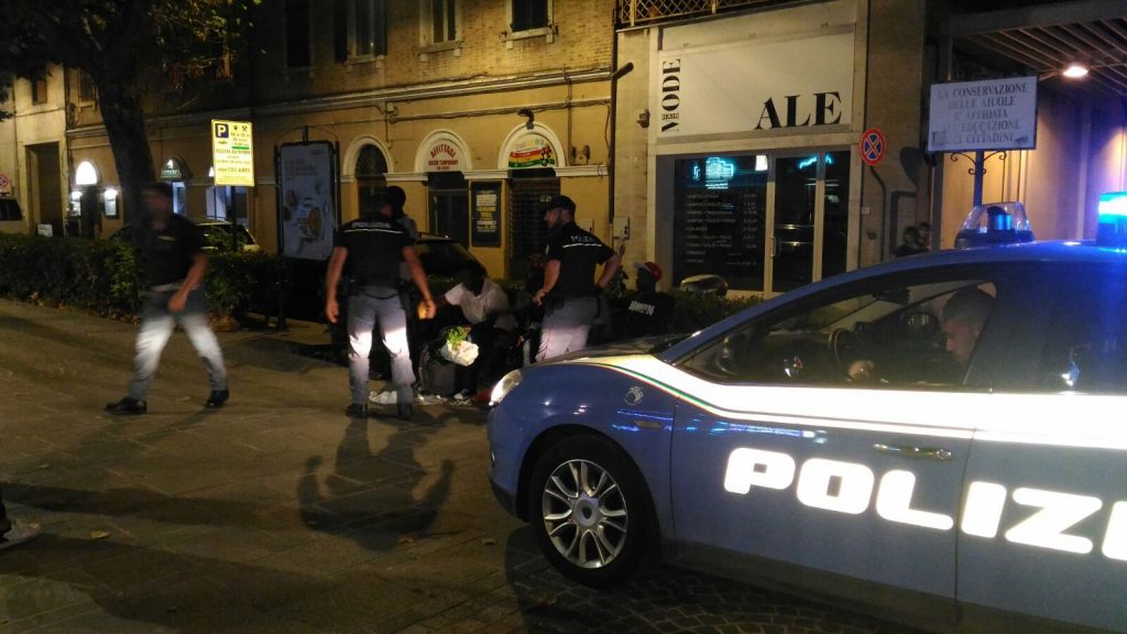 Controlli della polizia in città contro il traffico di sostanze stupefacenti (Foto d'archivio)