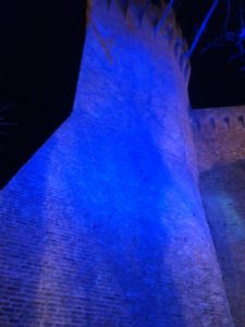 Lo Sperone illuminato di blu in occasione della Giornata Mondiale sull'Autismo
