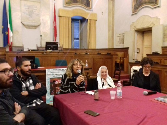 Nora Cortinas a Jesi Saluti a Nora anche da parte della consulta Per la pace di Jesi che auspica «libertà e giustizia per tutte le mamme, affinché non si diano mai per vinte» ha detto Mirella Argentati