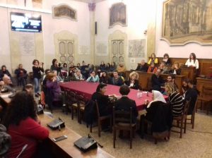 La sala consiliare di Jesi gremita di persone