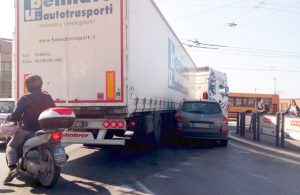 L'incidente tra via De Gasperi e via Marconi, alla rotatoria di piazzale Italia