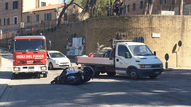 Scontro tra scooter in via Veneto all'incrocio con via XXV Aprile