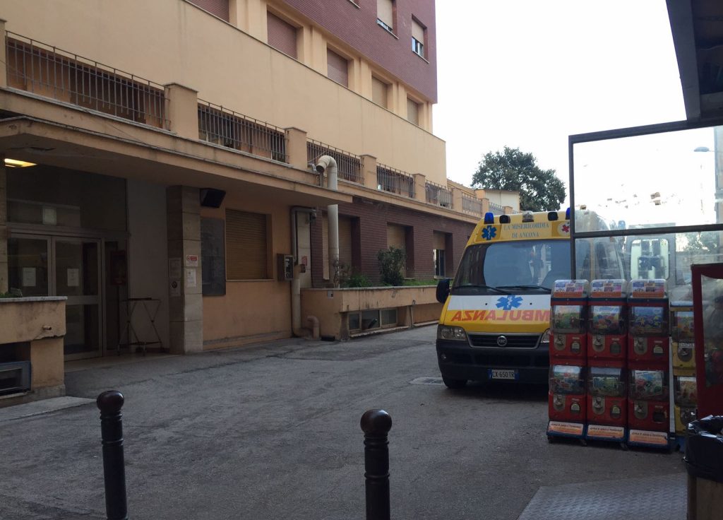 L'ambulanza arrivata al Salesi per trasferire il bambino all'obitorio di Torrette