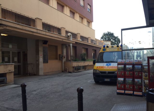 L'ambulanza arrivata al Salesi per trasferire il bambino all'obitorio di Torrette L'ambulanza arrivata al Salesi per trasferire il bambino all'obitorio di Torrette