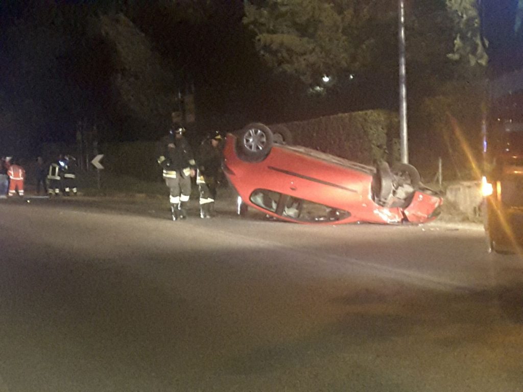 I Vigili del Fuoco prestano soccorso alla Peugeot che si è ribaltata dopo lo schianto