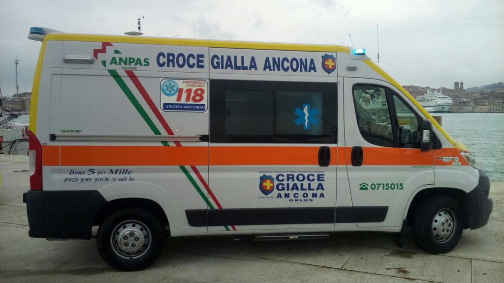 L'ambulanza in banchina, al porto, per il soccorso in mare (foto di repertorio)