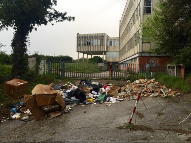 L'area davanti alla ex sede Assam in via Alpi: una discarica a cielo aperto (foto Marina Verdenelli)