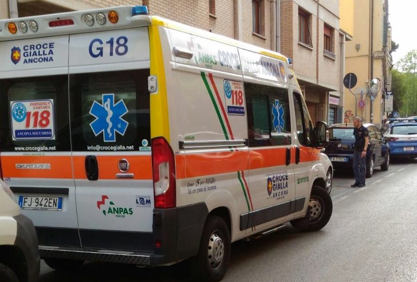 La Croce Gialla in via Matteotti per i soccorsi al minore