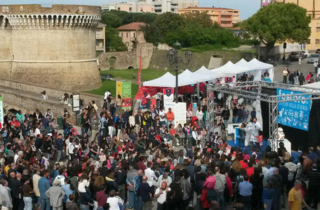 L'edizione 2016 di Fosforo, la festa della scienza in piazza del Duca a Senigallia