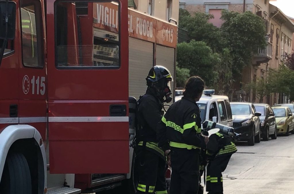 I pompieri per l'incendio in piazza Gramsci a Falconara