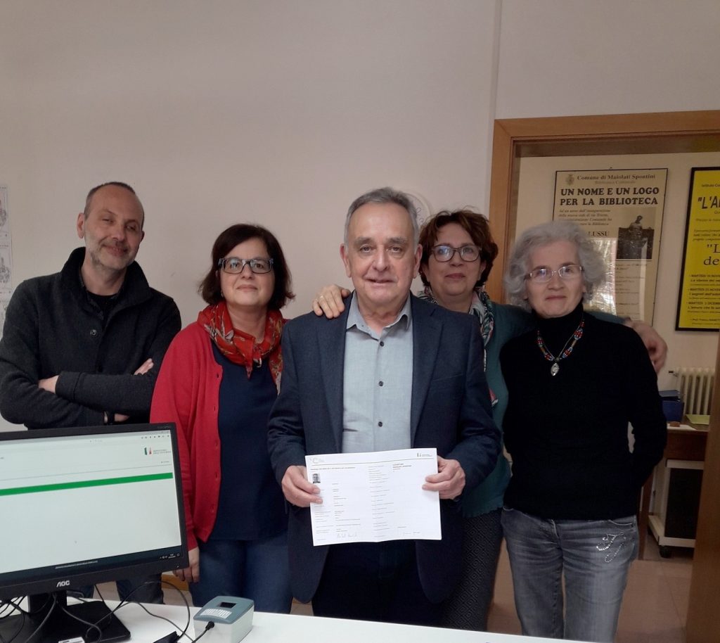 Il sindaco Umberto Domizioli inaugura la prima carta d'identità elettronica con gli impiegati dell'Ufficio Anagrafe