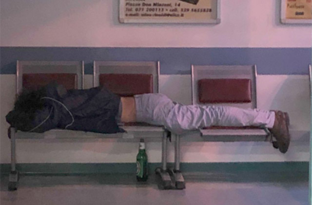 Ubriachi e clochard dormono nelle sale d'aspetto dell'ospedale di Senigallia