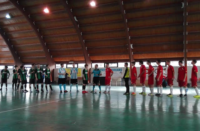 L'ingresso in campo di Real Fabriano e Cus Macerata nel match di andata dei "quarti" di finale del campionato regionale Juniores