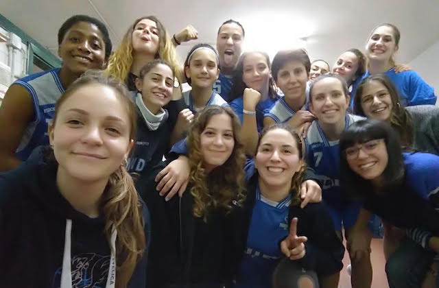 Le ragazze della Thunder Matelica Fabriano festanti dopo la vittoria a Spello
