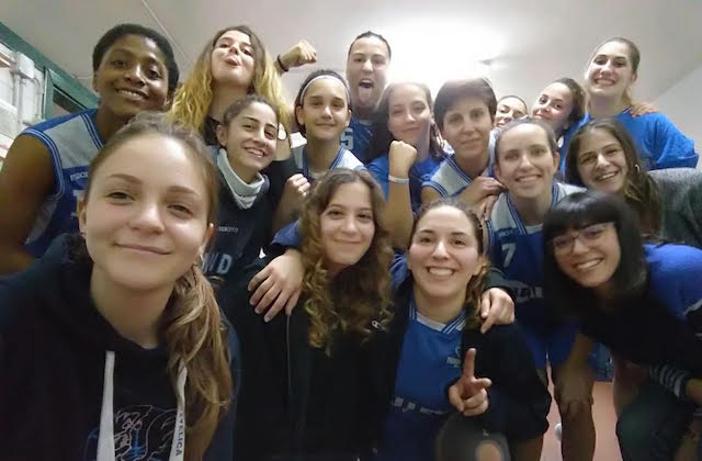 Le ragazze della Thunder Matelica Fabriano festanti dopo la vittoria a Spello