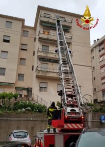 L'autoscala usata dalla squadra per arrivare al balcone