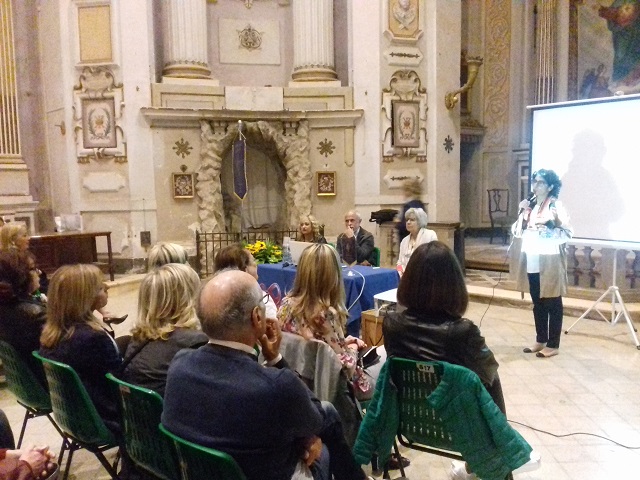Francesca Pentericci presidente di Fidapa Jesi apre l'incontro nella chiesa dei Merighi