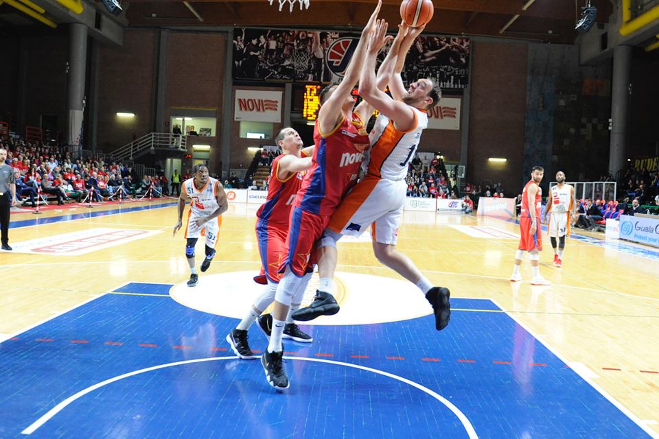 Rinaldi al tiro contro Casale Monferrato (foto dalla pagina Facebook dell'Aurora Basket Jesi)