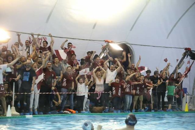 Il pubblico della Jesina Pallanuoto in festa