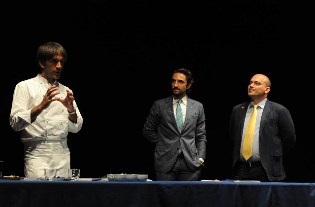 Da sinistra: lo chef Davide Oldani, il giornalista Maurizio Socci e il sindaco Simone Pugnaloni