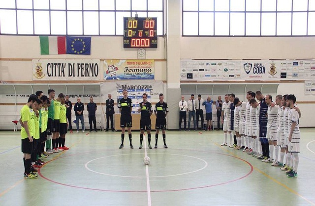 Cus Ancona e Futsal Cobà schierate a centrocampo (Foto Morese)