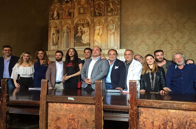 Il cast del film "Il gatto e la luna" con il sindaco nel municipio di Osimo