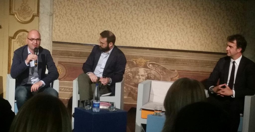Moris Gasparri in occasione della presentazione del libro a Roma, insieme a Giuseppe De Bellis direttore di Sky Sport e Michele Uva