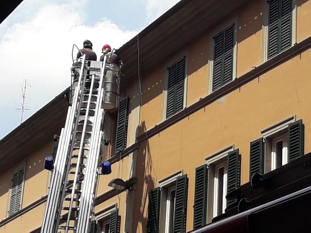 L'intervento dei Vigili del Fuoco in via Mura Occidentali