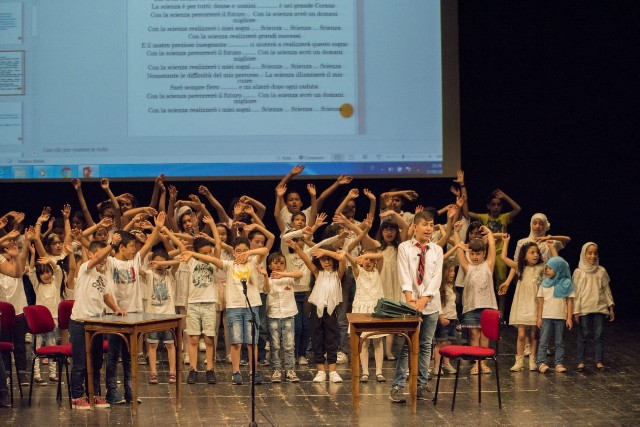 I giovani studenti durante lo spettacolo al Teatro Pergolesi